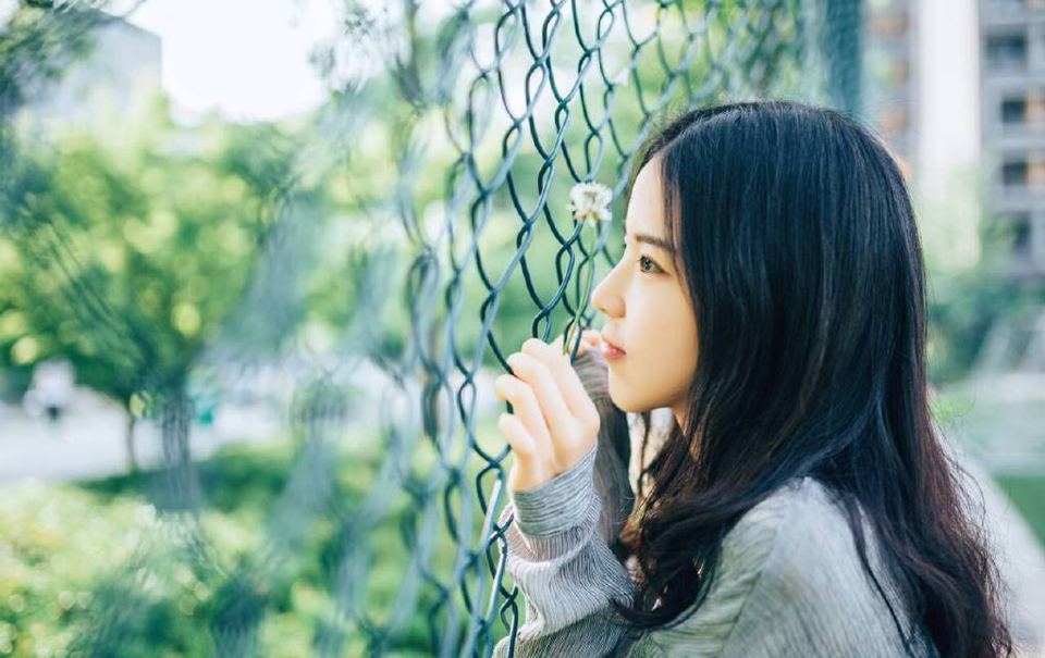 “什么？都督阵亡了！？”靠近一些的将士听到了那小卒的声音，整个江岸边顿时炸开了。